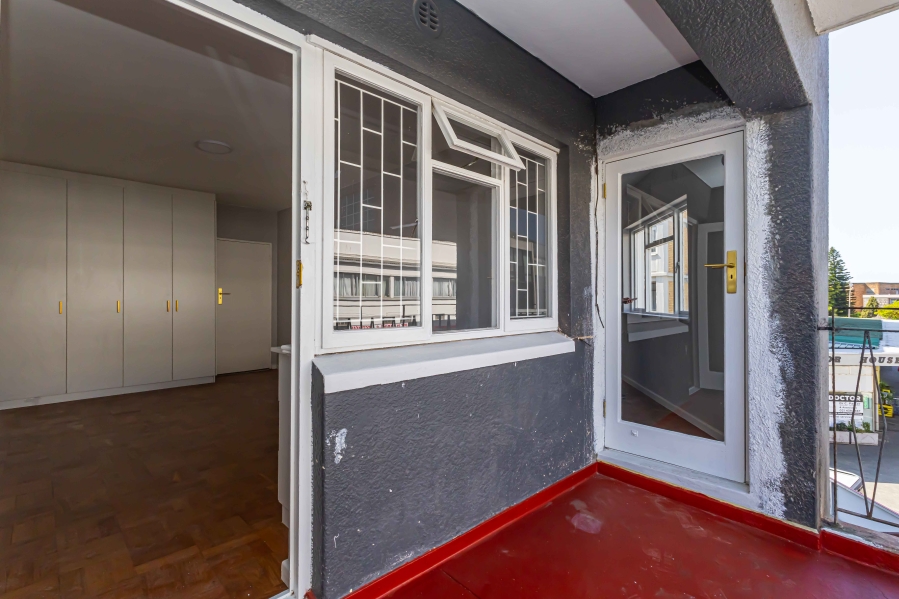 To Let 1 Bedroom Property for Rent in Sea Point Western Cape